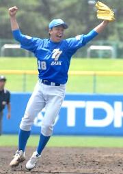 ＴＤＫを完封で下し、ガッツポーズで喜ぶ七十七銀行・小林