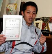 東北福祉大の阿部新主将は委嘱状を手にやる気満々