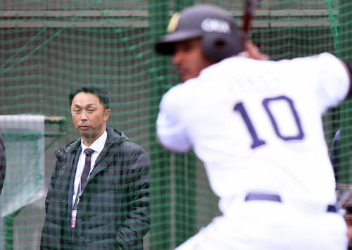 オリックスキャンプを訪れた本紙評論家の宮本慎也氏はジョーンズの打撃練習に鋭い視線を向ける（撮影・前岡正明）