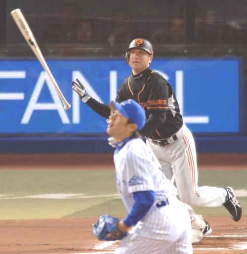 右越え本塁打を放つ巨人高橋由伸（２００７年３月３０日撮影）