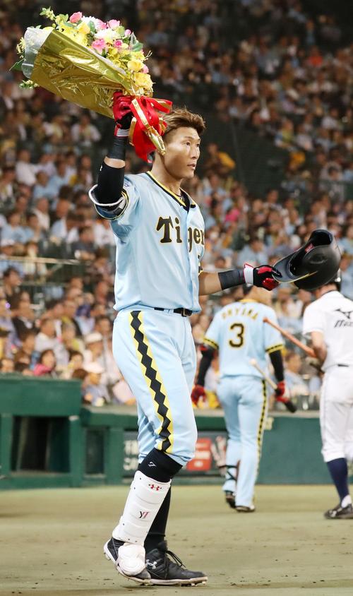５回裏阪神１死、糸井は通算１５０本塁打を達成。花束を手にスタンドへあいさつする（撮影・加藤哉）