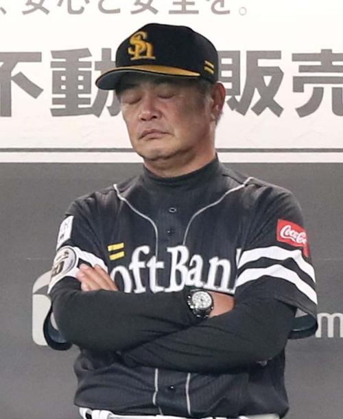 日本ハム対ソフトバンク ベンチで渋い表情の工藤監督(撮影・黒川智章)