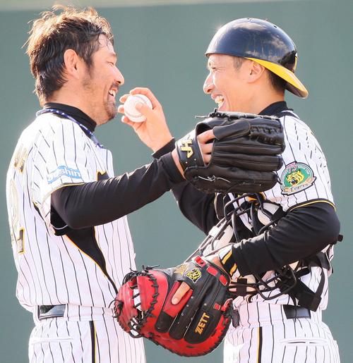 阪神は10年ウエスタンリーグを優勝し、下柳剛（左）と抱き合う矢野燿大（2010年9月25日）