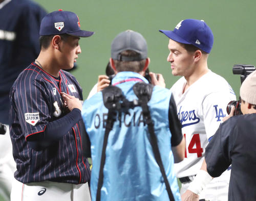 MLB対日本　試合後、ユニホームを交換しようと話をする岡本（左）とヘルナンデス（撮影・狩俣裕三）