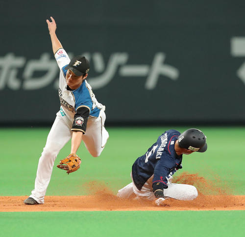 二塁盗塁を決める西武外崎（2018年10月3日撮影）