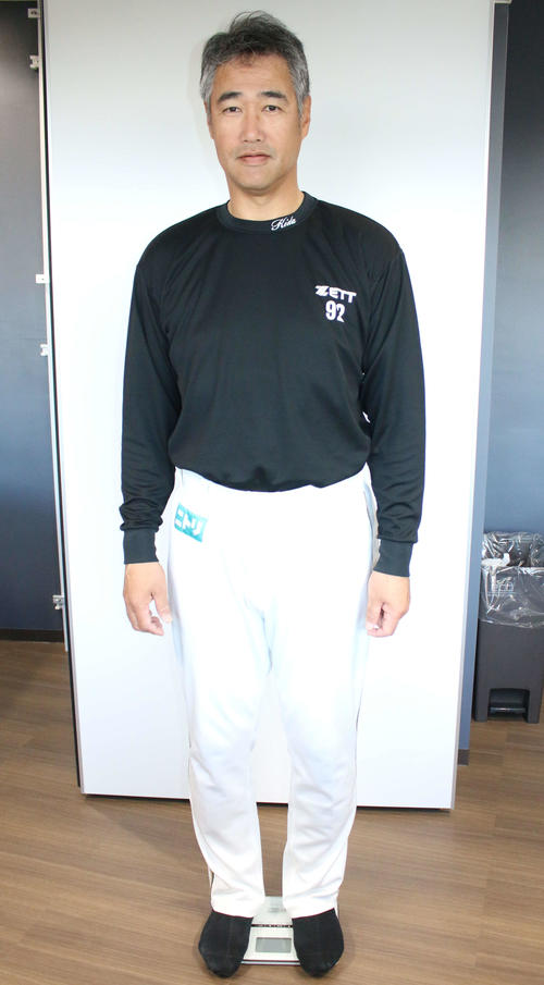 名護キャンプ初日までに体重100キロを切るダイエットに成功した日本ハム木田投手コーチ（撮影・木下大輔）