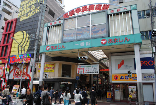 現在の尼崎中央商店街。この少し奥にキャバレー春美はあった