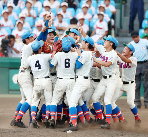 １７年８月、第９９回全国高校野球選手権大会で優勝を決めた花咲徳栄ナイン