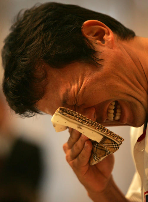 07年9月、ヤクルト古田兼任監督は退任会見で号泣する