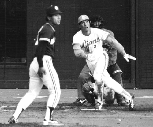 86年4月、南海の藤本（手前）からプロ第1号本塁打を放つ清原は打球の行方を追う