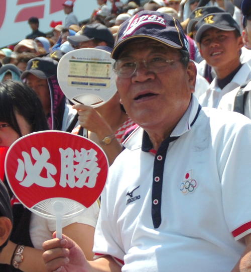 １３年、甲子園のスタンドで応援する日大山形・奥村の祖父・展三さん