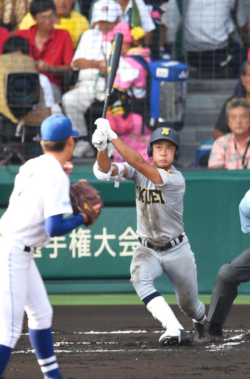 １５年夏の甲子園１回戦、仙台育英の平沢は明豊の前田投手から中越えに先制の２点本塁打を放つ