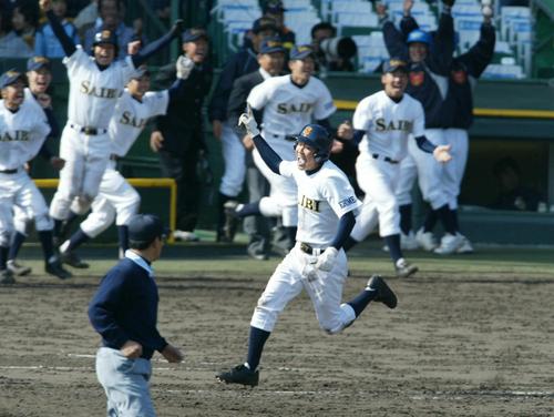 ０４年４月、東北戦でサヨナラ本塁打を放ちガッツポーズする済美・高橋
