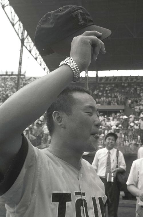 ７１年８月、優勝を飾り歓呼に応える桐蔭学園・木本芳雄監督