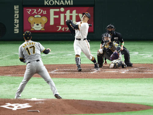巨人対阪神　5回裏巨人2死二塁、右越え2点本塁打を放つ梶谷。投手青柳（撮影・河田真司）