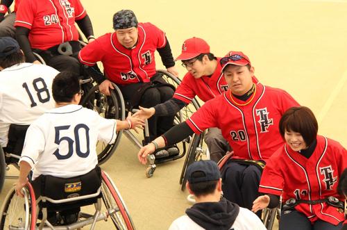 試合後、対戦チームの選手とハイタッチする大谷さん（右手前から２人目）