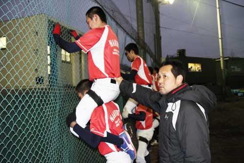 野球選手のケガを減らすため、福岡県内で加圧トレーニングを指導する父・福岡真一郎さん