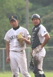 清峰今村(左)は捕手川本にマウンドで声をかけられる(撮影・前田泰子)