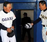 帝京・前田監督(右)と談笑する大垣日大・阪口監督(撮影・松本俊)
