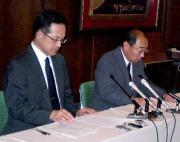 会見に臨んだ常葉学園菊川の大石校長(右)と吉村前校長