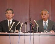 野球部監督の落書き事件で謝罪会見をする浅岡広一校長（左）と坪坂弘教頭
