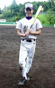 室伏からもらったスパイクを見せる成田の広田主将