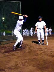 銚子商・斉藤之将外野手(左)を指導する父俊之監督