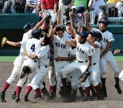 17年ぶり2度目の優勝を果たし、大喜びする大阪桐蔭の選手たち