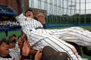 ６年ぶり５回目の優勝を決め、ベンチ前で胴上げされる国士舘の荷川取