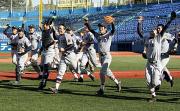 天理を下して優勝し、喜びながら応援席に向かう慶応の選手たち