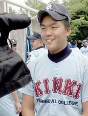 開会式の前に取材を受ける近大高専・鬼屋敷