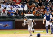 「菊池くんテキサスに来て!」の横断幕を手にするファン(撮影・菅敏)