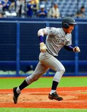 代打で登場した花巻東・菊池は、遊直に倒れ無念そうな表情を浮かべる