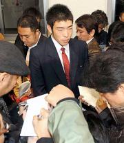 全球団との面談を終え大勢の報道陣から取材を受ける花巻東・菊池(中央)
