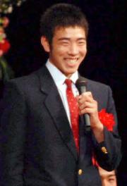 花巻市民との交流会で、笑顔で質問に答える菊池