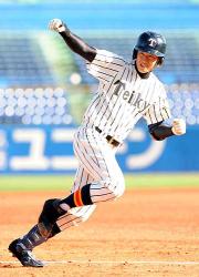 先制２ランを放った帝京エース鈴木昇太はスタンドへ向かってガッツポーズ