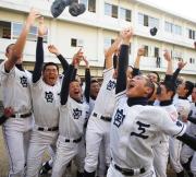 選抜初出場を決め、帽子を飛ばす宮崎工ナイン(撮影・藤尾明華)