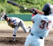 近大対全日本選抜　９回裏、木原を遊ゴロに打ち取る島袋（撮影・加藤哉）