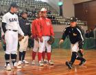 シンポジウム「夢の向こうに」で高校生に実技指導をする伊藤隼太(撮影・上田博志)