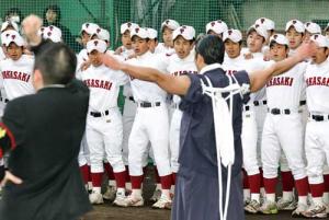応援団のエールを受け、肩を組み校歌を歌う高崎ナイン(撮影・江口和貴)