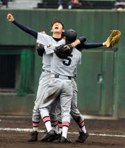 【木更津総合-慶応】喜びを爆発させる慶応の白村ら(撮影・藤田啓輔)