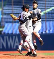【天理対慶応】優勝し喜ぶ慶応ナイン（撮影・野上伸悟）