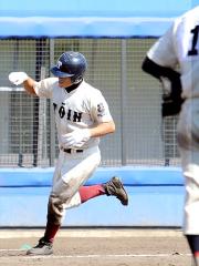 サヨナラ本塁打を放ちガッツポーズで本塁へ向かう奥村（撮影・外山哲司）