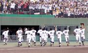 試合終了後にスタンドに駆け寄る大府の選手たち(撮影・桝井聡)
