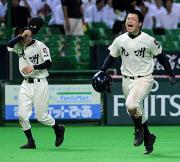 劇的なサヨナラ2点本塁打を放った桐明は泣きながらホームへ向かう