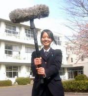開会式でプラカードを持つ村岡さんはテレビの集音マイクで練習 !?