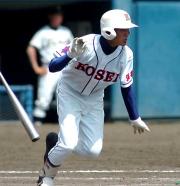 4回裏2死一、二塁、興誠・高井は右前適時打を放つ