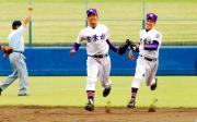 併殺を取った常葉学園橘・川口左翼手は小泉中堅手（右）に祝福される