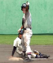 7回裏2死二塁、だめ押し適時三塁打の和田はガッツポーズ
