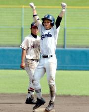 ６回表、適時二塁打を放った山崎大（右）は会心のガッツポーズをする